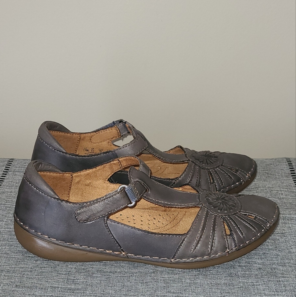 Naturalizer Kelly T-Strap flats